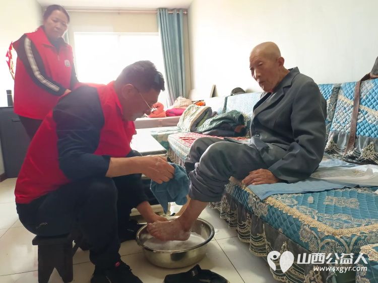 介休市敬老协会志愿者来到绵山镇后党峪小区入户86岁特困老人孙士功家中服务老人 - 第5张 - 山西公益人 介休市敬老协会志愿者来到绵山镇后党峪小区入户86岁特困老人孙士功家中服务老人 - 第5张