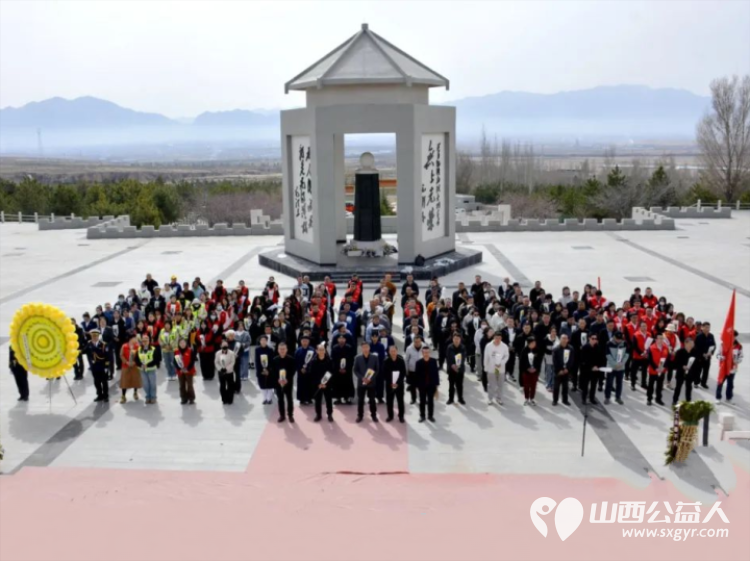 浑源县残联扶残助残志愿者协会组织志愿者去烈士陵园参加祭扫活动 - 第2张 - 山西公益人 浑源县残联扶残助残志愿者协会组织志愿者去烈士陵园参加祭扫活动 - 第2张
