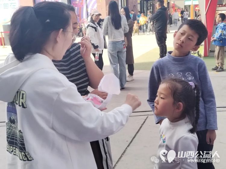 太原市安健儿公益服务中心在街道、社区、基金会、爱心企业以及志愿者等的大力支持下成功举办了“点亮星空，与爱同行”孤独症日公益活动 - 第14张