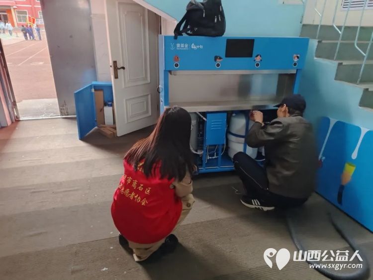 大风拦路？公益暖流势不可挡！吕梁市离石区青年志愿者协会冒着狂风在长治路小学凤山底校区安装净水机 - 第3张