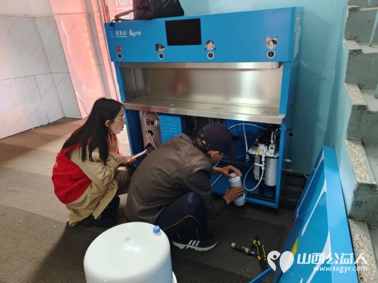 大风拦路？公益暖流势不可挡！吕梁市离石区青年志愿者协会冒着狂风在长治路小学凤山底校区安装净水机 - 第5张