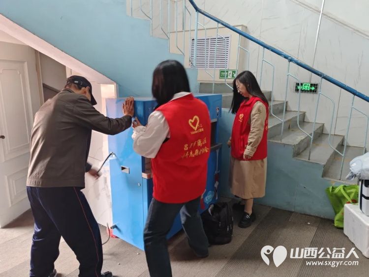 大风拦路？公益暖流势不可挡！吕梁市离石区青年志愿者协会冒着狂风在长治路小学凤山底校区安装净水机 - 第2张