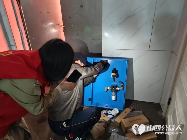 大风拦路？公益暖流势不可挡！吕梁市离石区青年志愿者协会冒着狂风在长治路小学凤山底校区安装净水机 - 第4张