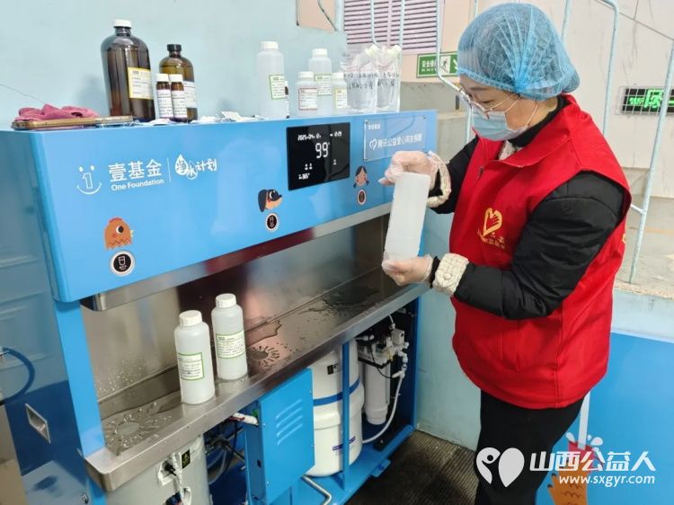 大风拦路？公益暖流势不可挡！吕梁市离石区青年志愿者协会冒着狂风在长治路小学凤山底校区安装净水机 - 第1张