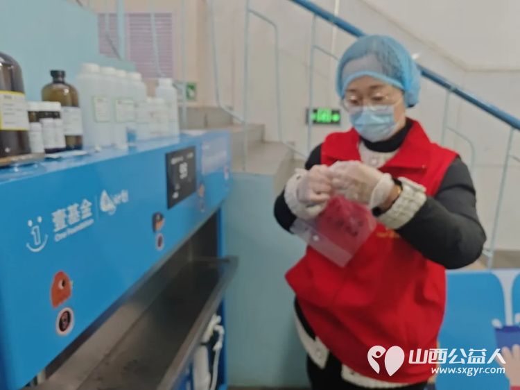 大风拦路？公益暖流势不可挡！吕梁市离石区青年志愿者协会冒着狂风在长治路小学凤山底校区安装净水机 - 第9张