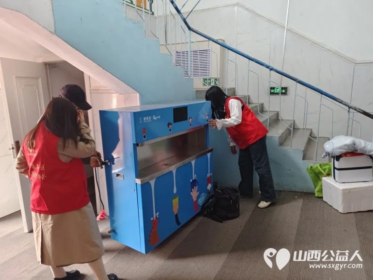 大风拦路？公益暖流势不可挡！吕梁市离石区青年志愿者协会冒着狂风在长治路小学凤山底校区安装净水机 - 第12张