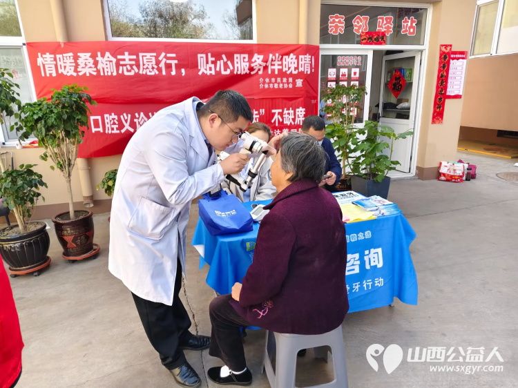 志愿服务进社区健康活动暖人心----2025年4月9日介休市敬老协会志愿者在东南街道南大街社区为老人们爱心理发按摩理疗义诊 - 第15张 - 山西公益人 志愿服务进社区健康活动暖人心----2025年4月9日介休市敬老协会志愿者在东南街道南大街社区为老人们爱心理发按摩理疗义诊 - 第15张
