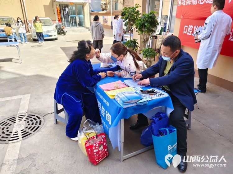 志愿服务进社区健康活动暖人心----2025年4月9日介休市敬老协会志愿者在东南街道南大街社区为老人们爱心理发按摩理疗义诊 - 第19张 - 山西公益人 志愿服务进社区健康活动暖人心----2025年4月9日介休市敬老协会志愿者在东南街道南大街社区为老人们爱心理发按摩理疗义诊 - 第19张