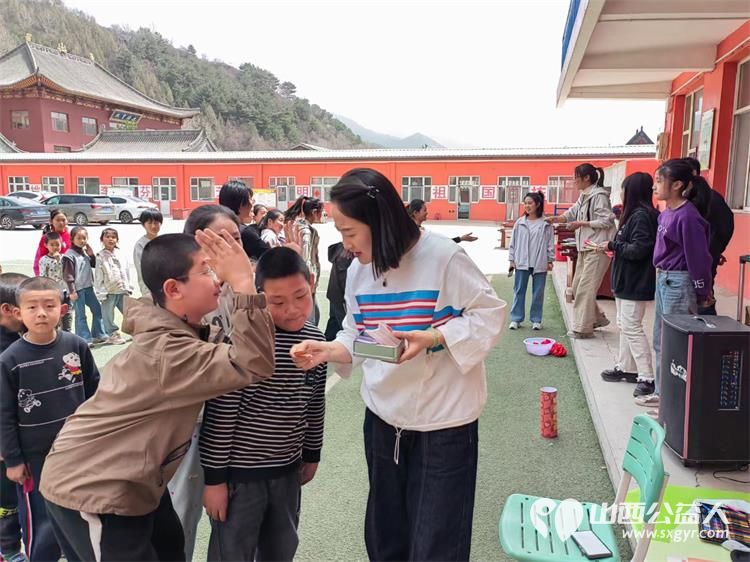 太原市龙城义工组织志愿者去五台山石咀小学帮扶困境家庭学生举办爱心集市校园文化活动 - 第8张 - 山西公益人 太原市龙城义工组织志愿者去五台山石咀小学帮扶困境家庭学生举办爱心集市校园文化活动 - 第8张