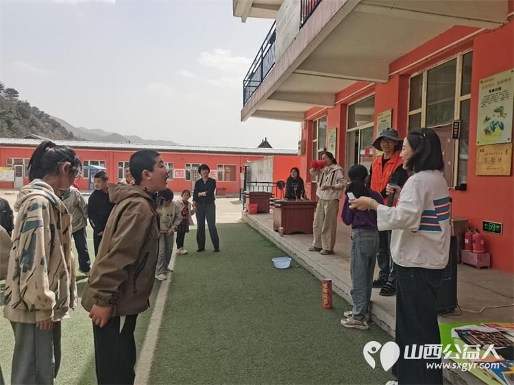 太原市龙城义工组织志愿者去五台山石咀小学帮扶困境家庭学生举办爱心集市校园文化活动 - 第3张 - 山西公益人 太原市龙城义工组织志愿者去五台山石咀小学帮扶困境家庭学生举办爱心集市校园文化活动 - 第3张