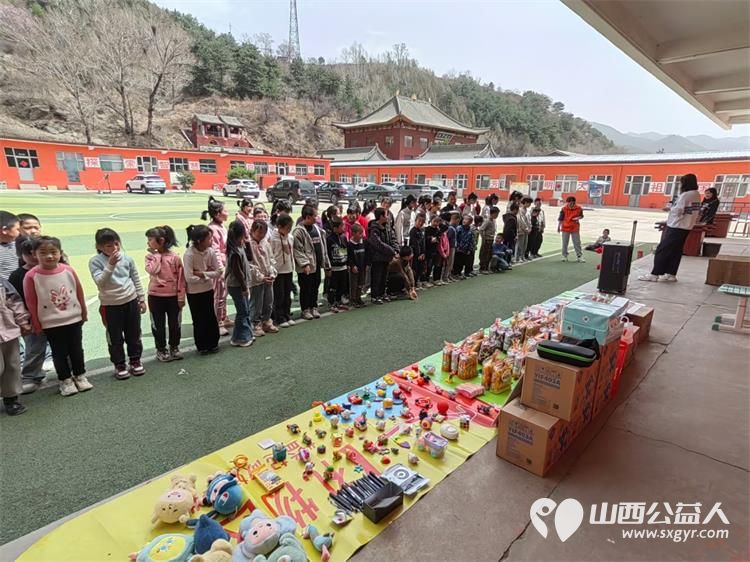 太原市龙城义工组织志愿者去五台山石咀小学帮扶困境家庭学生举办爱心集市校园文化活动 - 第2张 - 山西公益人 太原市龙城义工组织志愿者去五台山石咀小学帮扶困境家庭学生举办爱心集市校园文化活动 - 第2张