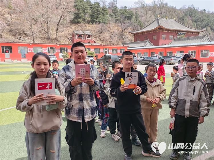 太原市龙城义工组织志愿者去五台山石咀小学帮扶困境家庭学生举办爱心集市校园文化活动 - 第13张 - 山西公益人 太原市龙城义工组织志愿者去五台山石咀小学帮扶困境家庭学生举办爱心集市校园文化活动 - 第13张