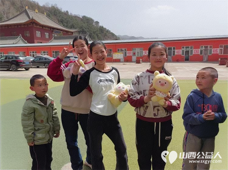 太原市龙城义工组织志愿者去五台山石咀小学帮扶困境家庭学生举办爱心集市校园文化活动 - 第10张 - 山西公益人 太原市龙城义工组织志愿者去五台山石咀小学帮扶困境家庭学生举办爱心集市校园文化活动 - 第10张