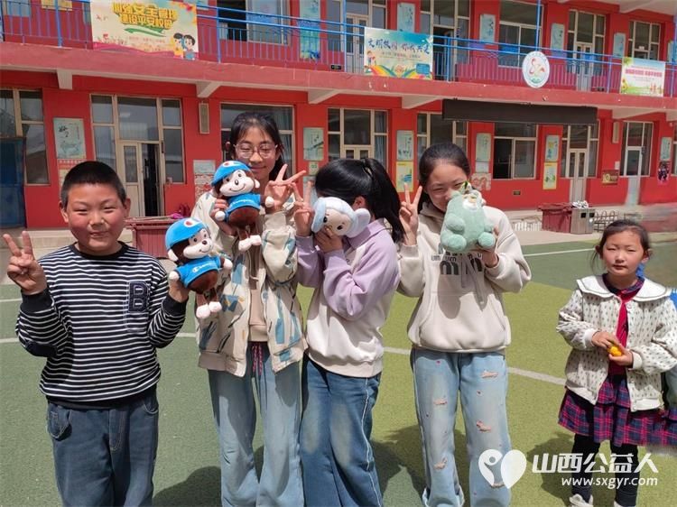 太原市龙城义工组织志愿者去五台山石咀小学帮扶困境家庭学生举办爱心集市校园文化活动 - 第12张 - 山西公益人 太原市龙城义工组织志愿者去五台山石咀小学帮扶困境家庭学生举办爱心集市校园文化活动 - 第12张