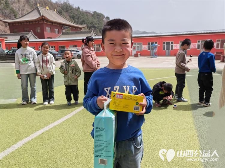 太原市龙城义工组织志愿者去五台山石咀小学帮扶困境家庭学生举办爱心集市校园文化活动 - 第15张 - 山西公益人 太原市龙城义工组织志愿者去五台山石咀小学帮扶困境家庭学生举办爱心集市校园文化活动 - 第15张