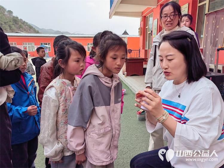 太原市龙城义工组织志愿者去五台山石咀小学帮扶困境家庭学生举办爱心集市校园文化活动 - 第11张 - 山西公益人 太原市龙城义工组织志愿者去五台山石咀小学帮扶困境家庭学生举办爱心集市校园文化活动 - 第11张