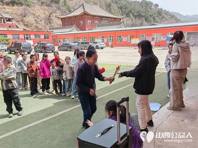 太原市龙城义工组织志愿者去五台山石咀小学帮扶困境家庭学生举办爱心集市校园文化活动 - 第9张 - 山西公益人 太原市龙城义工组织志愿者去五台山石咀小学帮扶困境家庭学生举办爱心集市校园文化活动 - 第9张