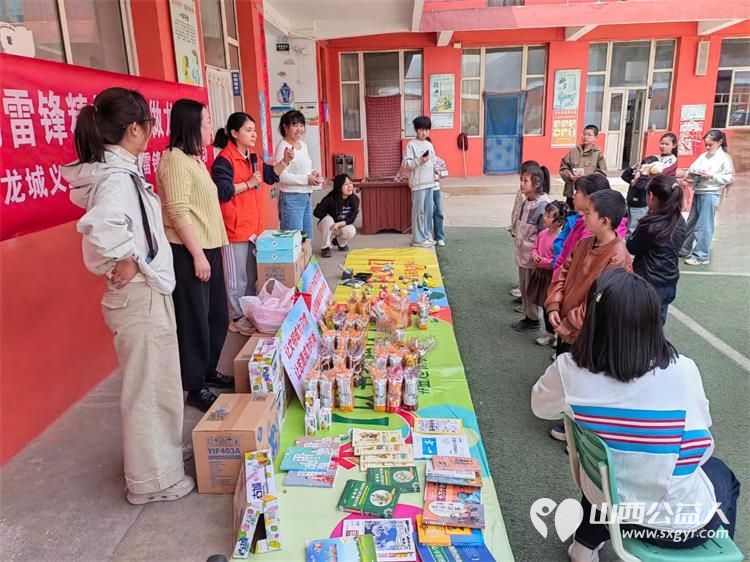 太原市龙城义工组织志愿者去五台山石咀小学帮扶困境家庭学生举办爱心集市校园文化活动 - 第4张 - 山西公益人 太原市龙城义工组织志愿者去五台山石咀小学帮扶困境家庭学生举办爱心集市校园文化活动 - 第4张