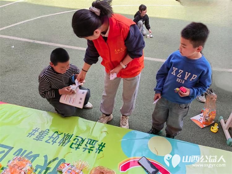 太原市龙城义工组织志愿者去五台山石咀小学帮扶困境家庭学生举办爱心集市校园文化活动 - 第5张 - 山西公益人 太原市龙城义工组织志愿者去五台山石咀小学帮扶困境家庭学生举办爱心集市校园文化活动 - 第5张