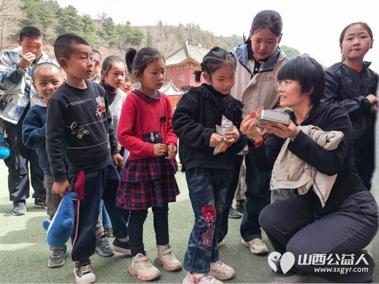 太原市龙城义工组织志愿者去五台山石咀小学帮扶困境家庭学生举办爱心集市校园文化活动 - 第7张 - 山西公益人 太原市龙城义工组织志愿者去五台山石咀小学帮扶困境家庭学生举办爱心集市校园文化活动 - 第7张