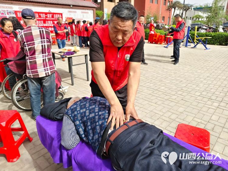 志愿服务进社区健康活动暖人心 介休市敬老协会志愿者2025年4月16日在北关街道彦博路社区为老人们爱心理发、按摩理疗、义诊 - 第44张 - 山西公益人 志愿服务进社区健康活动暖人心 介休市敬老协会志愿者2025年4月16日在北关街道彦博路社区为老人们爱心理发、按摩理疗、义诊 - 第44张