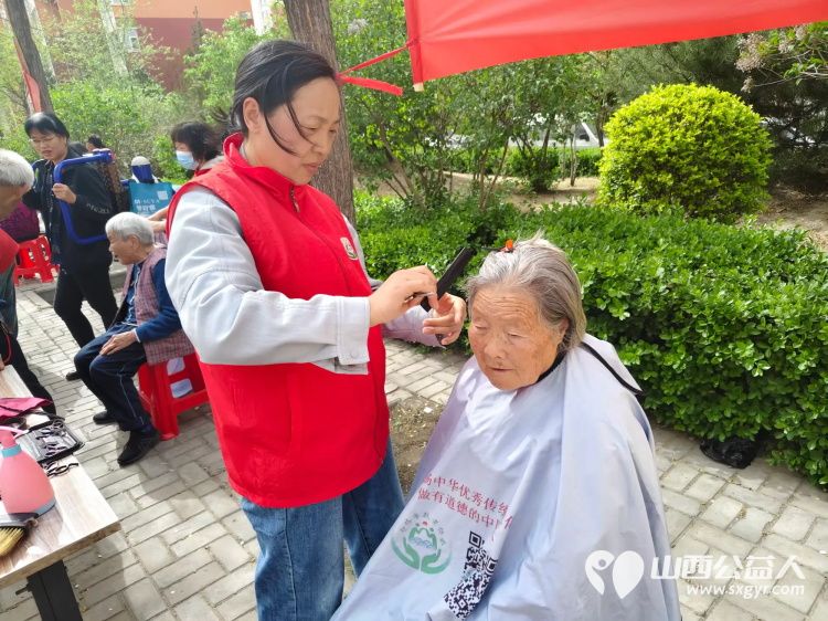 志愿服务进社区健康活动暖人心 介休市敬老协会志愿者2025年4月16日在北关街道彦博路社区为老人们爱心理发、按摩理疗、义诊 - 第16张 - 山西公益人 志愿服务进社区健康活动暖人心 介休市敬老协会志愿者2025年4月16日在北关街道彦博路社区为老人们爱心理发、按摩理疗、义诊 - 第16张