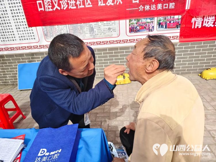 志愿服务进社区健康活动暖人心 介休市敬老协会志愿者2025年4月16日在北关街道彦博路社区为老人们爱心理发、按摩理疗、义诊 - 第32张 - 山西公益人 志愿服务进社区健康活动暖人心 介休市敬老协会志愿者2025年4月16日在北关街道彦博路社区为老人们爱心理发、按摩理疗、义诊 - 第32张