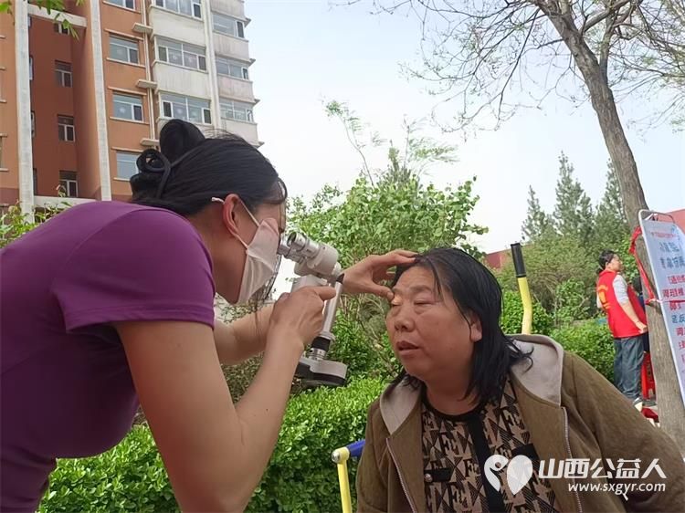 志愿服务进社区健康活动暖人心 介休市敬老协会志愿者2025年4月16日在北关街道彦博路社区为老人们爱心理发、按摩理疗、义诊 - 第26张 - 山西公益人 志愿服务进社区健康活动暖人心 介休市敬老协会志愿者2025年4月16日在北关街道彦博路社区为老人们爱心理发、按摩理疗、义诊 - 第26张