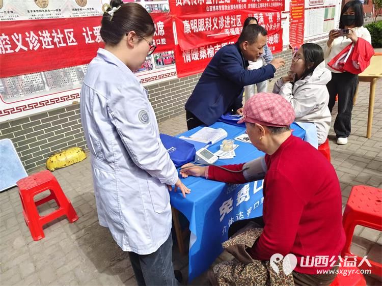 志愿服务进社区健康活动暖人心 介休市敬老协会志愿者2025年4月16日在北关街道彦博路社区为老人们爱心理发、按摩理疗、义诊 - 第34张 - 山西公益人 志愿服务进社区健康活动暖人心 介休市敬老协会志愿者2025年4月16日在北关街道彦博路社区为老人们爱心理发、按摩理疗、义诊 - 第34张