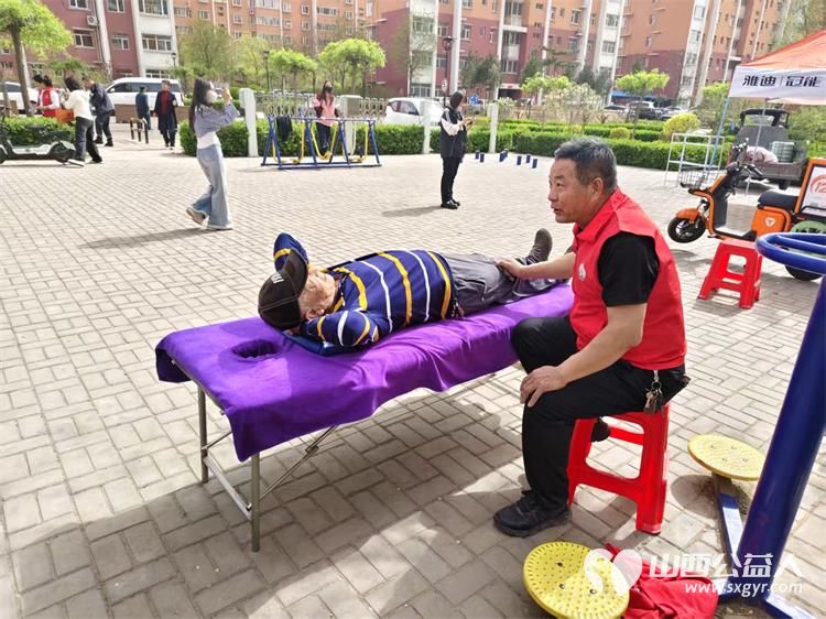 志愿服务进社区健康活动暖人心 介休市敬老协会志愿者2025年4月16日在北关街道彦博路社区为老人们爱心理发、按摩理疗、义诊 - 第42张 - 山西公益人 志愿服务进社区健康活动暖人心 介休市敬老协会志愿者2025年4月16日在北关街道彦博路社区为老人们爱心理发、按摩理疗、义诊 - 第42张