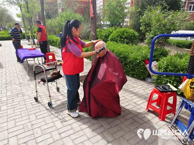 志愿服务进社区健康活动暖人心 介休市敬老协会志愿者2025年4月16日在北关街道彦博路社区为老人们爱心理发、按摩理疗、义诊 - 第15张 - 山西公益人 志愿服务进社区健康活动暖人心 介休市敬老协会志愿者2025年4月16日在北关街道彦博路社区为老人们爱心理发、按摩理疗、义诊 - 第15张