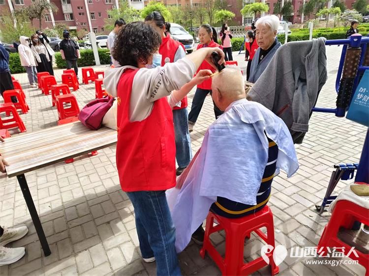 志愿服务进社区健康活动暖人心 介休市敬老协会志愿者2025年4月16日在北关街道彦博路社区为老人们爱心理发、按摩理疗、义诊 - 第14张 - 山西公益人 志愿服务进社区健康活动暖人心 介休市敬老协会志愿者2025年4月16日在北关街道彦博路社区为老人们爱心理发、按摩理疗、义诊 - 第14张