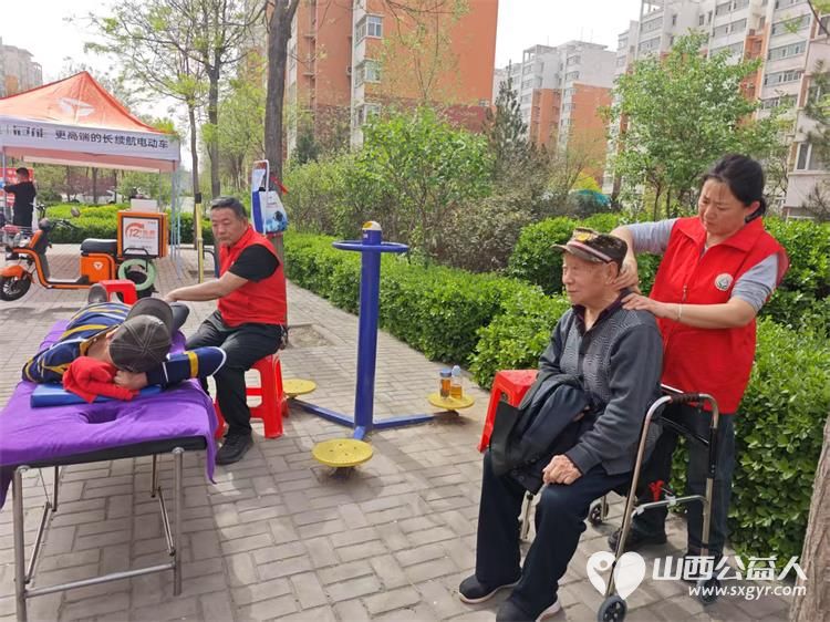 志愿服务进社区健康活动暖人心 介休市敬老协会志愿者2025年4月16日在北关街道彦博路社区为老人们爱心理发、按摩理疗、义诊 - 第43张 - 山西公益人 志愿服务进社区健康活动暖人心 介休市敬老协会志愿者2025年4月16日在北关街道彦博路社区为老人们爱心理发、按摩理疗、义诊 - 第43张