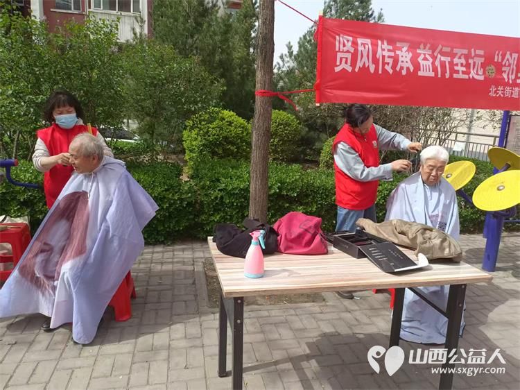 志愿服务进社区健康活动暖人心 介休市敬老协会志愿者2025年4月16日在北关街道彦博路社区为老人们爱心理发、按摩理疗、义诊 - 第7张 - 山西公益人 志愿服务进社区健康活动暖人心 介休市敬老协会志愿者2025年4月16日在北关街道彦博路社区为老人们爱心理发、按摩理疗、义诊 - 第7张