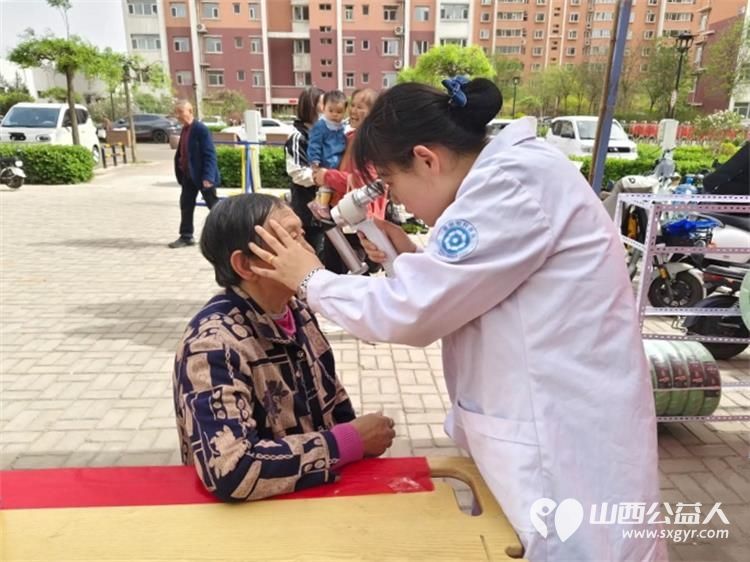 志愿服务进社区健康活动暖人心 介休市敬老协会志愿者2025年4月16日在北关街道彦博路社区为老人们爱心理发、按摩理疗、义诊 - 第21张 - 山西公益人 志愿服务进社区健康活动暖人心 介休市敬老协会志愿者2025年4月16日在北关街道彦博路社区为老人们爱心理发、按摩理疗、义诊 - 第21张