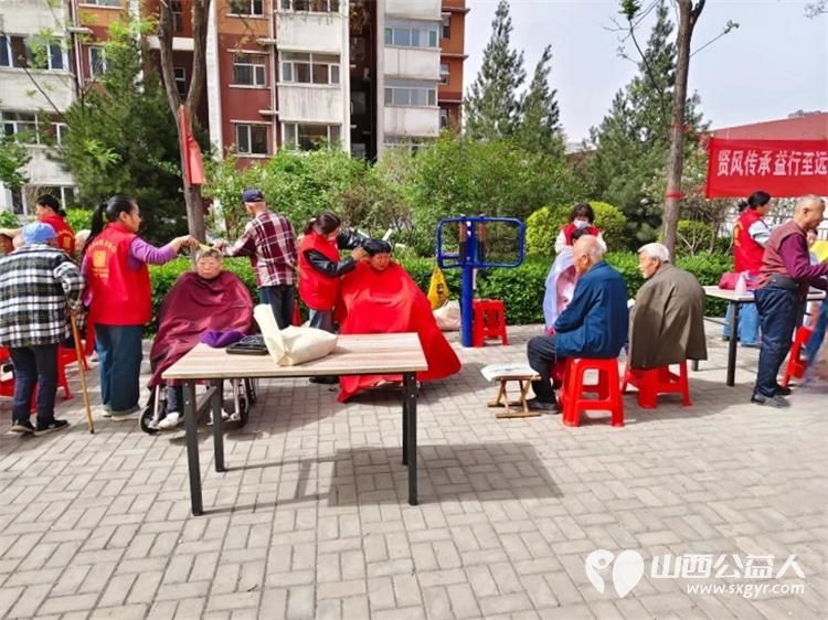 志愿服务进社区健康活动暖人心 介休市敬老协会志愿者2025年4月16日在北关街道彦博路社区为老人们爱心理发、按摩理疗、义诊 - 第6张 - 山西公益人 志愿服务进社区健康活动暖人心 介休市敬老协会志愿者2025年4月16日在北关街道彦博路社区为老人们爱心理发、按摩理疗、义诊 - 第6张