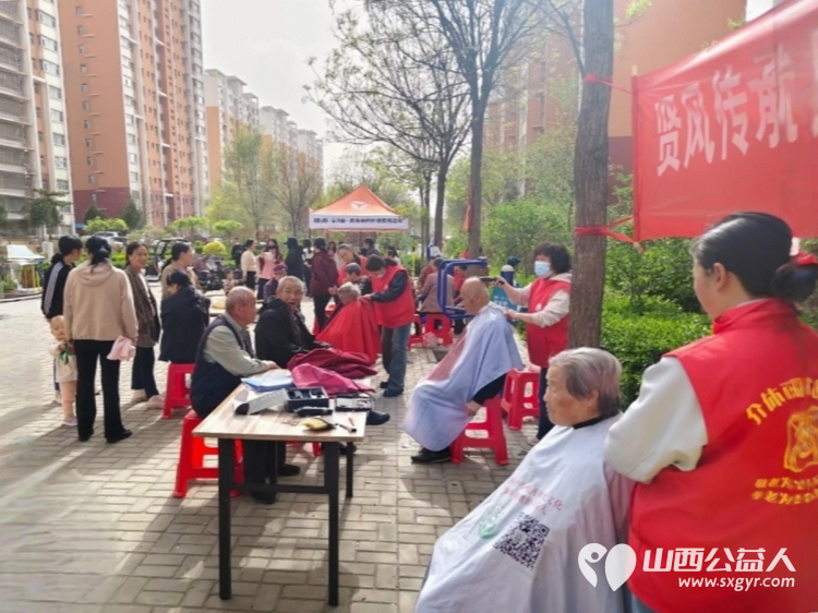 志愿服务进社区健康活动暖人心 介休市敬老协会志愿者2025年4月16日在北关街道彦博路社区为老人们爱心理发、按摩理疗、义诊 - 第5张 - 山西公益人 志愿服务进社区健康活动暖人心 介休市敬老协会志愿者2025年4月16日在北关街道彦博路社区为老人们爱心理发、按摩理疗、义诊 - 第5张