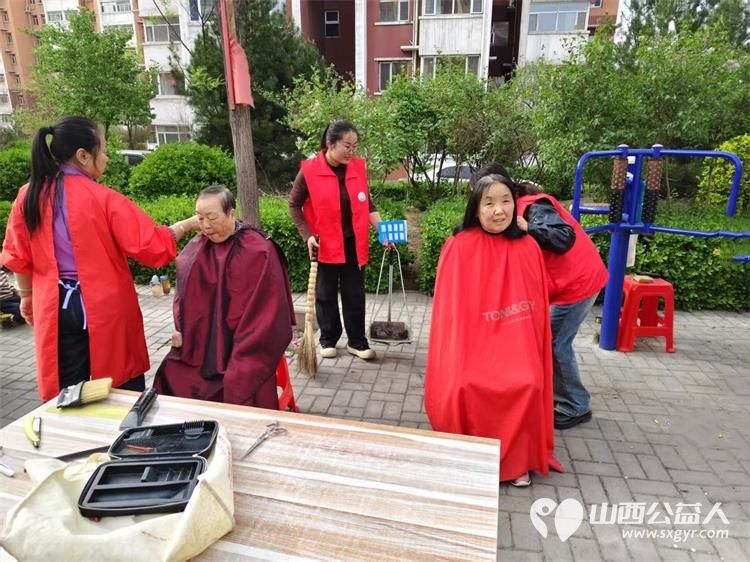 志愿服务进社区健康活动暖人心 介休市敬老协会志愿者2025年4月16日在北关街道彦博路社区为老人们爱心理发、按摩理疗、义诊 - 第11张 - 山西公益人 志愿服务进社区健康活动暖人心 介休市敬老协会志愿者2025年4月16日在北关街道彦博路社区为老人们爱心理发、按摩理疗、义诊 - 第11张