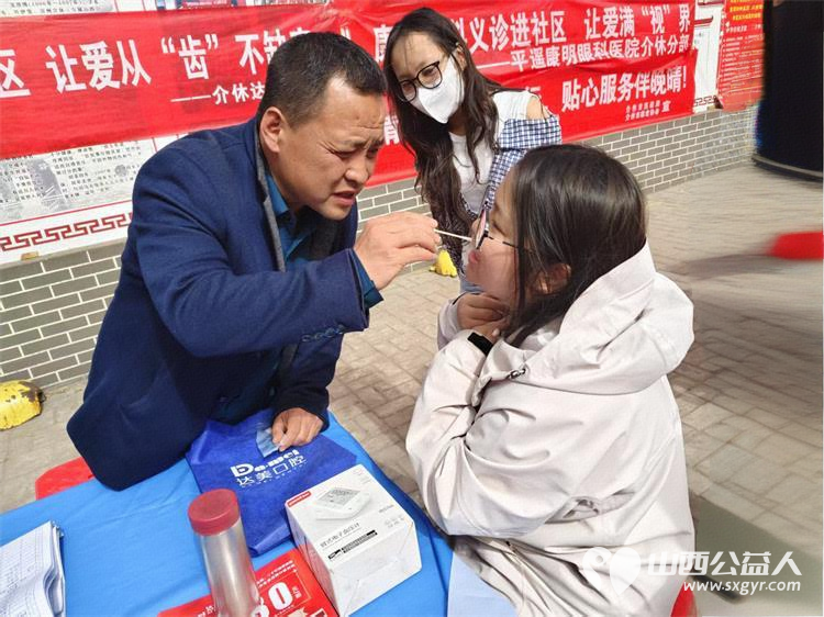 志愿服务进社区健康活动暖人心 介休市敬老协会志愿者2025年4月16日在北关街道彦博路社区为老人们爱心理发、按摩理疗、义诊 - 第28张 - 山西公益人 志愿服务进社区健康活动暖人心 介休市敬老协会志愿者2025年4月16日在北关街道彦博路社区为老人们爱心理发、按摩理疗、义诊 - 第28张