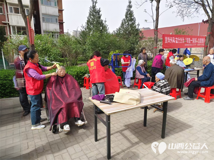 志愿服务进社区健康活动暖人心 介休市敬老协会志愿者2025年4月16日在北关街道彦博路社区为老人们爱心理发、按摩理疗、义诊 - 第4张 - 山西公益人 志愿服务进社区健康活动暖人心 介休市敬老协会志愿者2025年4月16日在北关街道彦博路社区为老人们爱心理发、按摩理疗、义诊 - 第4张