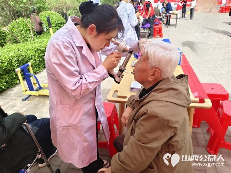 志愿服务进社区健康活动暖人心 介休市敬老协会志愿者2025年4月16日在北关街道彦博路社区为老人们爱心理发、按摩理疗、义诊 - 第22张 - 山西公益人 志愿服务进社区健康活动暖人心 介休市敬老协会志愿者2025年4月16日在北关街道彦博路社区为老人们爱心理发、按摩理疗、义诊 - 第22张