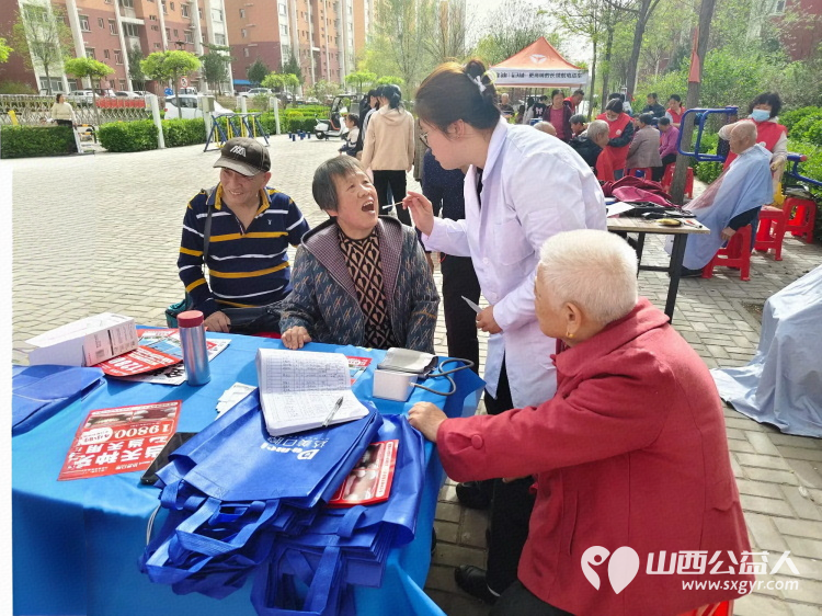 志愿服务进社区健康活动暖人心 介休市敬老协会志愿者2025年4月16日在北关街道彦博路社区为老人们爱心理发、按摩理疗、义诊 - 第29张 - 山西公益人 志愿服务进社区健康活动暖人心 介休市敬老协会志愿者2025年4月16日在北关街道彦博路社区为老人们爱心理发、按摩理疗、义诊 - 第29张