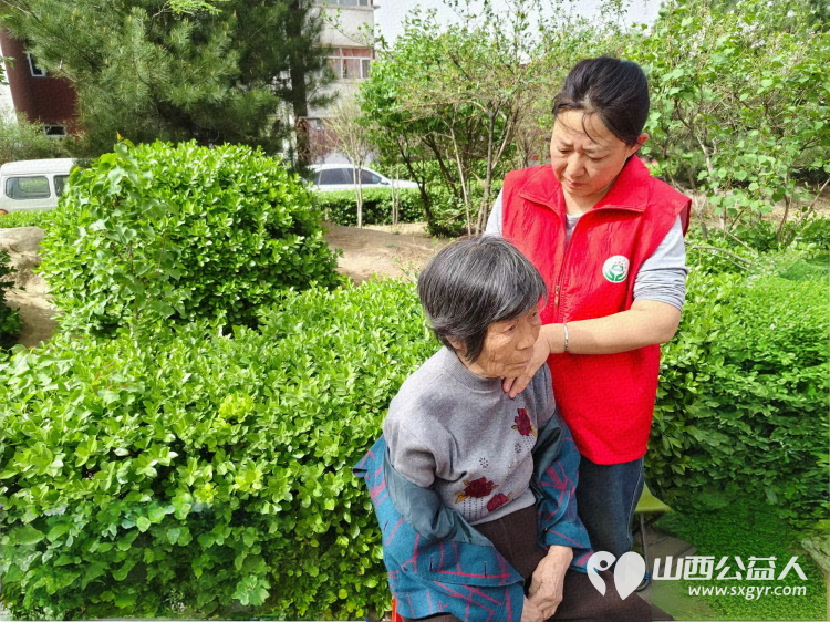 志愿服务进社区健康活动暖人心 介休市敬老协会志愿者2025年4月16日在北关街道彦博路社区为老人们爱心理发、按摩理疗、义诊 - 第37张 - 山西公益人 志愿服务进社区健康活动暖人心 介休市敬老协会志愿者2025年4月16日在北关街道彦博路社区为老人们爱心理发、按摩理疗、义诊 - 第37张