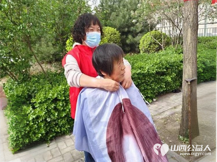 志愿服务进社区健康活动暖人心 介休市敬老协会志愿者2025年4月16日在北关街道彦博路社区为老人们爱心理发、按摩理疗、义诊 - 第8张 - 山西公益人 志愿服务进社区健康活动暖人心 介休市敬老协会志愿者2025年4月16日在北关街道彦博路社区为老人们爱心理发、按摩理疗、义诊 - 第8张