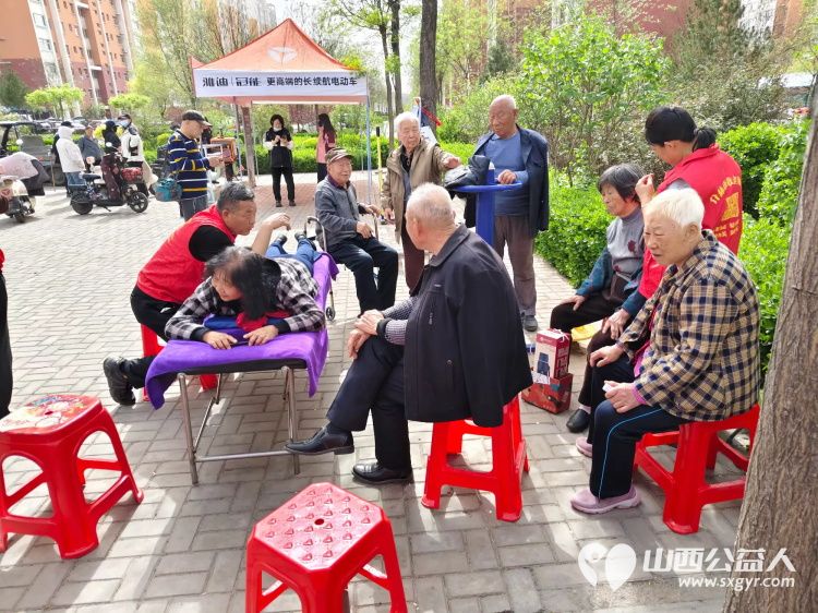 志愿服务进社区健康活动暖人心 介休市敬老协会志愿者2025年4月16日在北关街道彦博路社区为老人们爱心理发、按摩理疗、义诊 - 第38张 - 山西公益人 志愿服务进社区健康活动暖人心 介休市敬老协会志愿者2025年4月16日在北关街道彦博路社区为老人们爱心理发、按摩理疗、义诊 - 第38张