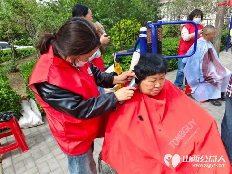 志愿服务进社区健康活动暖人心 介休市敬老协会志愿者2025年4月16日在北关街道彦博路社区为老人们爱心理发、按摩理疗、义诊 - 第10张 - 山西公益人 志愿服务进社区健康活动暖人心 介休市敬老协会志愿者2025年4月16日在北关街道彦博路社区为老人们爱心理发、按摩理疗、义诊 - 第10张