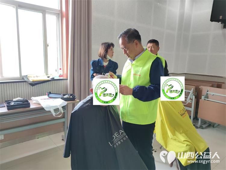 晋城市绿丝带志愿者协会的志愿者们带着满满的爱心与专业工具走进晋城合聚心脑血管病医院为患者和家属开展义务理发服务 - 第7张 - 山西公益人 晋城市绿丝带志愿者协会的志愿者们带着满满的爱心与专业工具走进晋城合聚心脑血管病医院为患者和家属开展义务理发服务 - 第7张