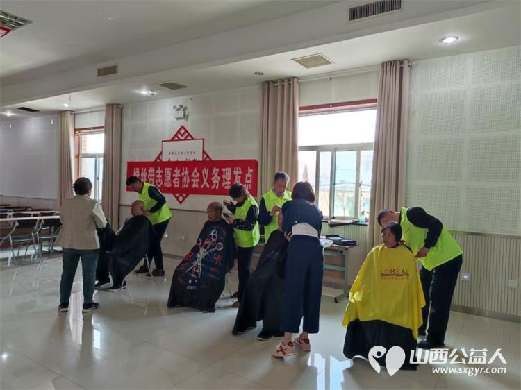 晋城市绿丝带志愿者协会的志愿者们带着满满的爱心与专业工具走进晋城合聚心脑血管病医院为患者和家属开展义务理发服务 - 第6张 - 山西公益人 晋城市绿丝带志愿者协会的志愿者们带着满满的爱心与专业工具走进晋城合聚心脑血管病医院为患者和家属开展义务理发服务 - 第6张