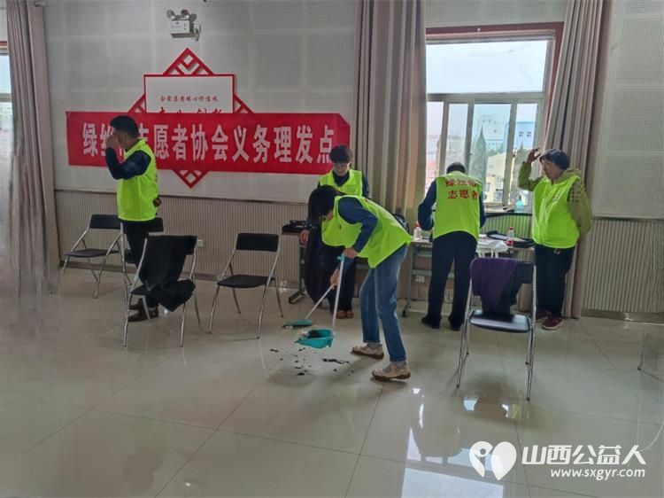 晋城市绿丝带志愿者协会的志愿者们带着满满的爱心与专业工具走进晋城合聚心脑血管病医院为患者和家属开展义务理发服务 - 第3张 - 山西公益人 晋城市绿丝带志愿者协会的志愿者们带着满满的爱心与专业工具走进晋城合聚心脑血管病医院为患者和家属开展义务理发服务 - 第3张