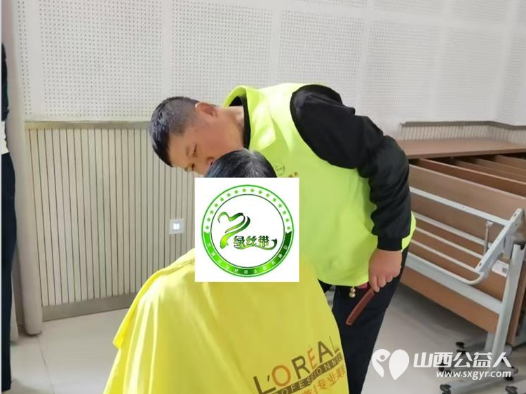 晋城市绿丝带志愿者协会的志愿者们带着满满的爱心与专业工具走进晋城合聚心脑血管病医院为患者和家属开展义务理发服务 - 第5张 - 山西公益人 晋城市绿丝带志愿者协会的志愿者们带着满满的爱心与专业工具走进晋城合聚心脑血管病医院为患者和家属开展义务理发服务 - 第5张